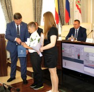 Родителям Димы Русакова вручили благодарственное письмо за воспитание сына